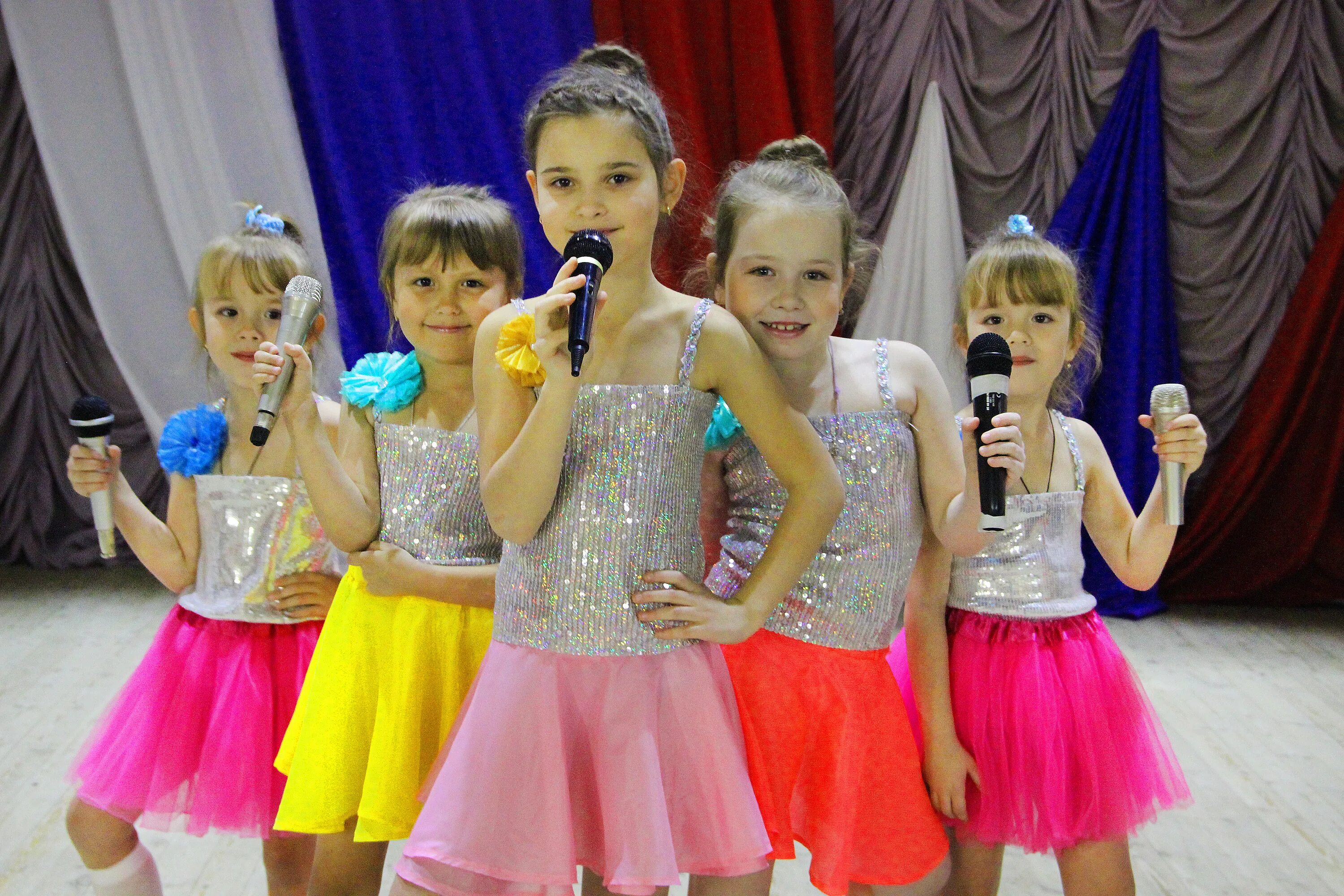 название детского ансамбля. детский вокальный ансамбль. костюмы для эстрадного вокала. костюмы для вокального ансамбля детей. детские вокальные коллективы.