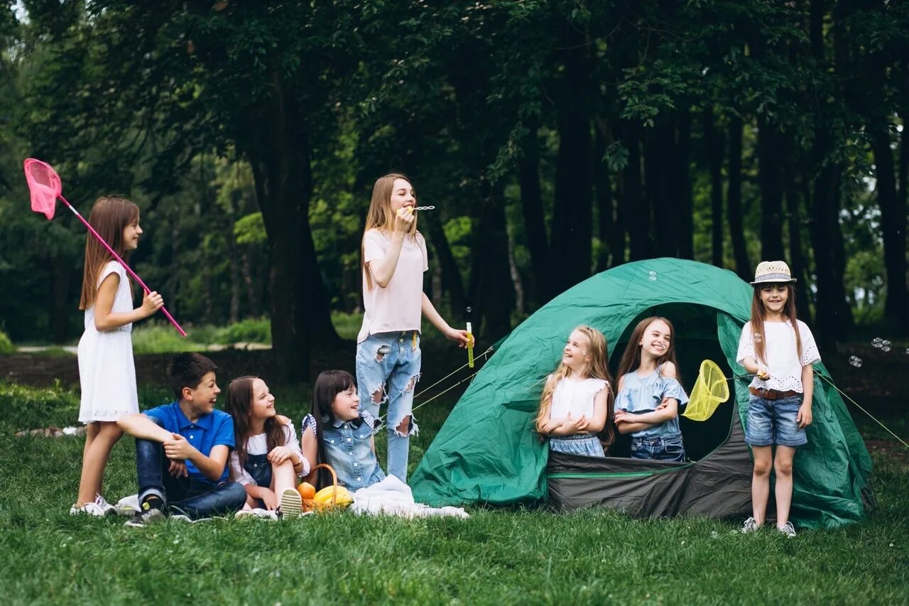 Camp company. Летний лагерь. Отдых в лагере. Детский лагерь. Палаточный лагерь для детей.