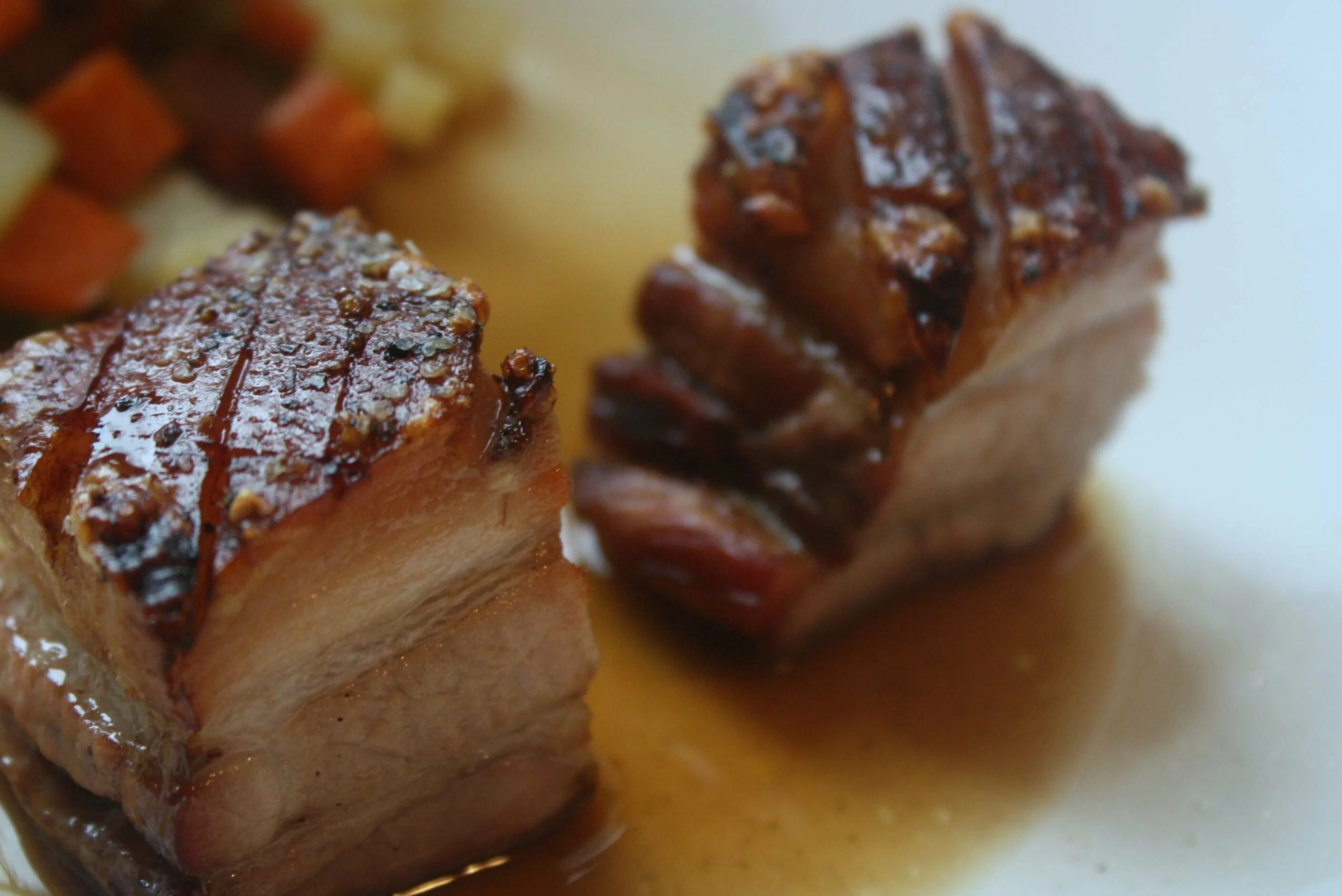 Грудинка тушеная. Грудинка свиная в соевом соусе на сковороде. Печеная свиная грудинка. Грудинка свиная в соевом соусе на сковороде. Жареная грудинка.