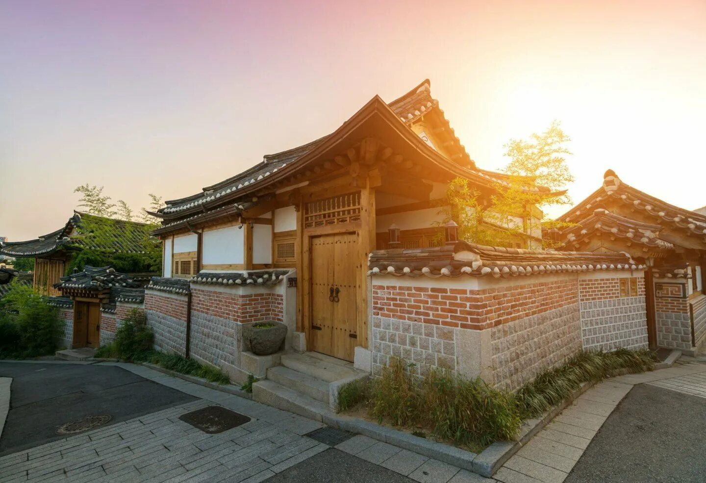 Корея дома отзывы. Южная Корея Ханок. Ханок дом в Корее. Традиционные корейские дома Ханок. Корейская архитектура Ханок.