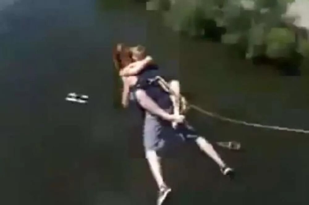 Китайские девушки ловят рыбу руками. Телка с рыбой. Камбоджа девушки ловят рыбу. Девушка ловит рыбу. Девушку поймал видео.