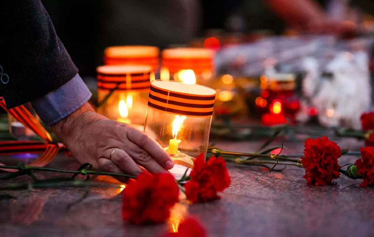 «Акция «свеча памяти» 22.06.2022, музей Победы, Москва. Свеча памяти. Свечка памяти. Свеча памяти и скорби. Международный траур