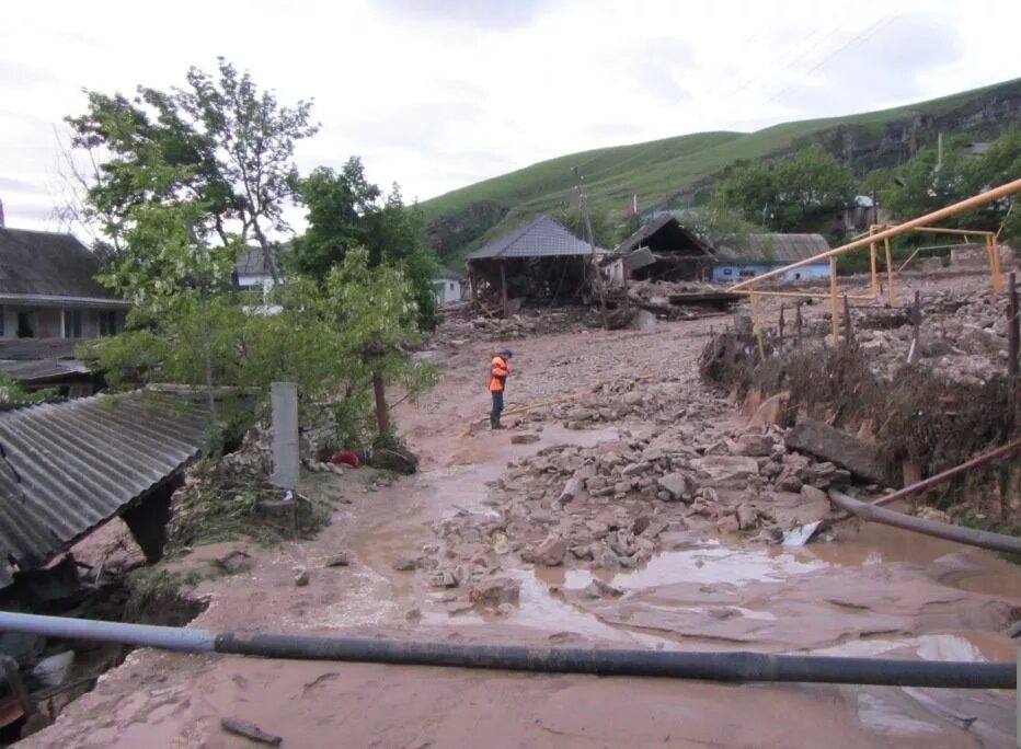 Селевой поток дагестан август 2021. Карадахская теснина дагестан. Дагестан потоки. Дагестан потоки. Хаджохская теснина дагестан.