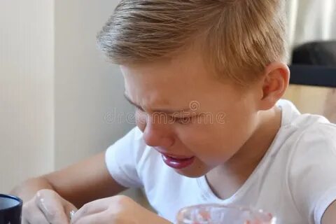 Мальчик плачет его малышку скачай