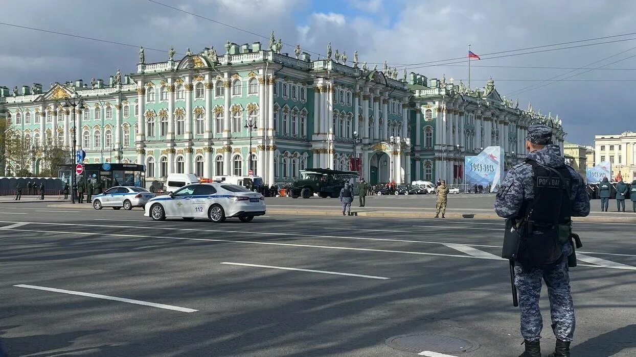 Пространство флагшток санкт-петербург. Алые паруса в спб у дворцовой площади. Дом зингера в санкт-петербурге книжный. Новости спб мк. Служба в полиции.