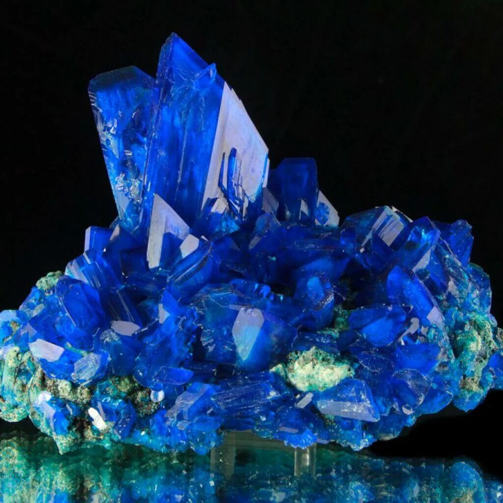 Кристаллический синий. Халькантит минерал. Синий Кристалл. Разные Кристаллы. Сапфир Кристалл.