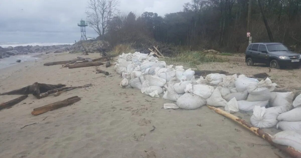 Фото 2022 года. Баррикады из мешков с песком при потопах. Белгород укрепляют мешками с песком. Защита из мешков с песком. Защита от наводнений мешками с песком.