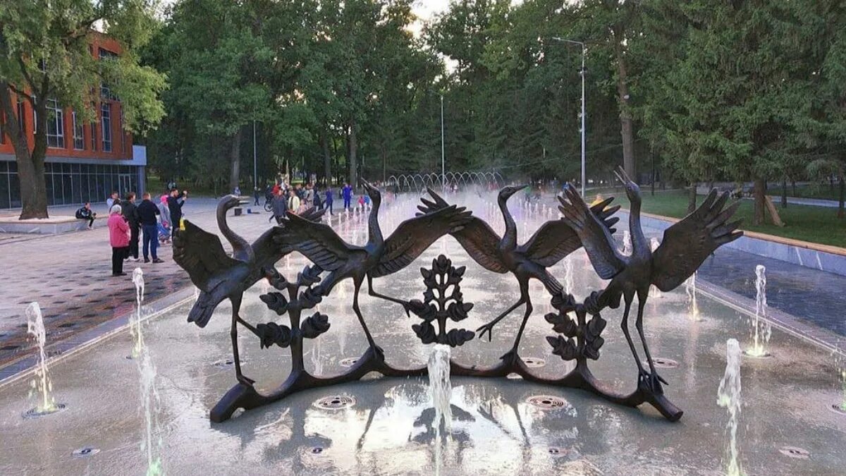 Парк за гдк кингисепп. Сквер журавли уфа. Сквер журавли уфа. Городские парки балаково. Фонтан на первомайской уфа.