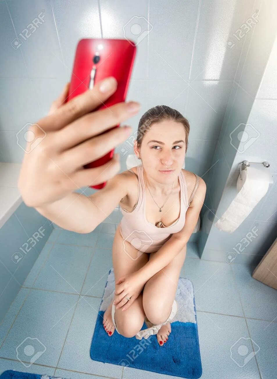 Туалет девушки в душе. Девушка на унитазе с телефоном. селфи на унитазе девушки. унитаз в виде девушки.