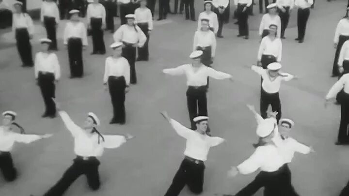 Танцевальный коллектив. Танец морячка в детском саду. Танец моряков в детском саду. Танец морячков песня. Моряки танцуют.