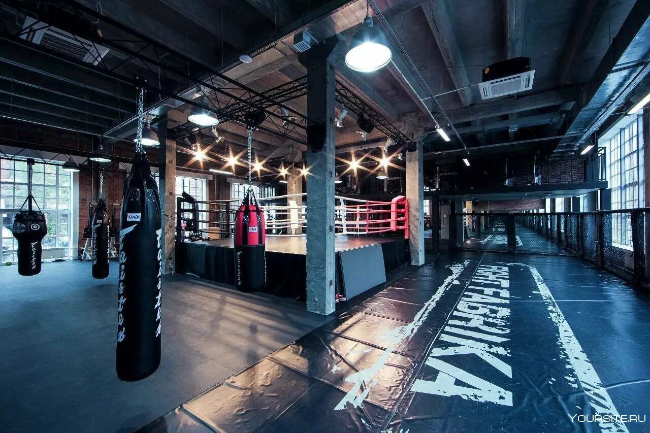 Боксерская груша в спортзале. Бойцовский клуб зал. Бойцовский клуб зал. Тренировочный зал. Боксерский зал.