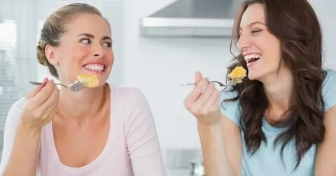 Женщина смеется на кухне
