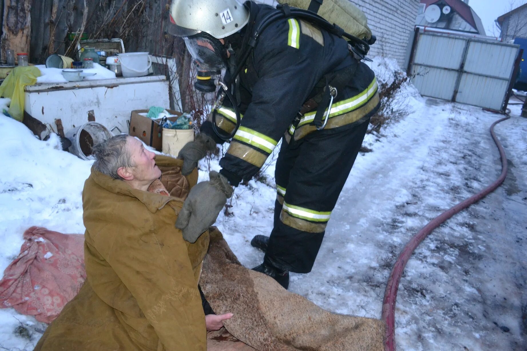 Спасение людей организуется в первоочередном порядке. Спасение на пожаре. Пожарные спасают людей. МЧС спасение пожар. Спасение пострадавших на пожаре.