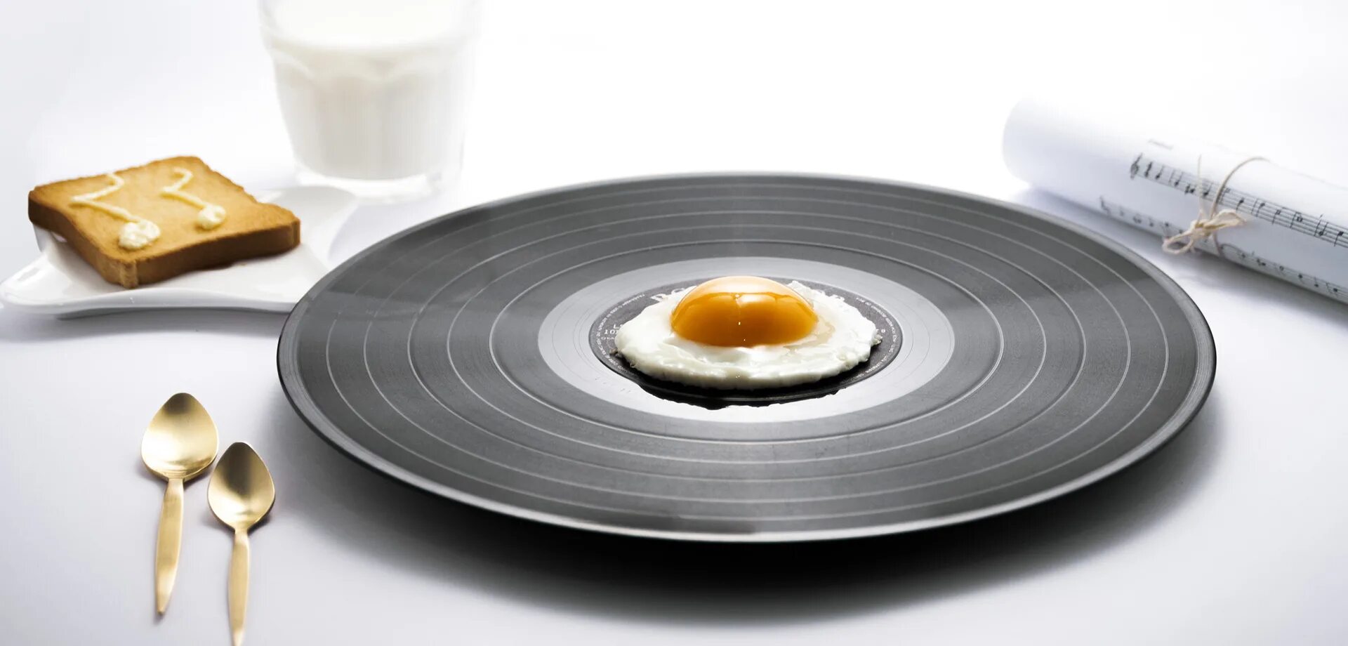 Музыкальное блюдо. Оформление блюда в музыкальном стиле. Музыкальное блюдо. Музыкальное блюдо. Натюрморт с музыкальными инструментами.