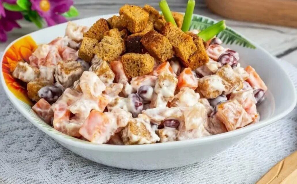 Салат с копчёной курицей и фасолью и сухариками. Салат с кириешками и копченой курицей. Салат с копчёной грудкой и кукурузой и сухариками. Салат с копченой курицей и сухариками. Салат с копченой курицей сухариками и кукурузой.