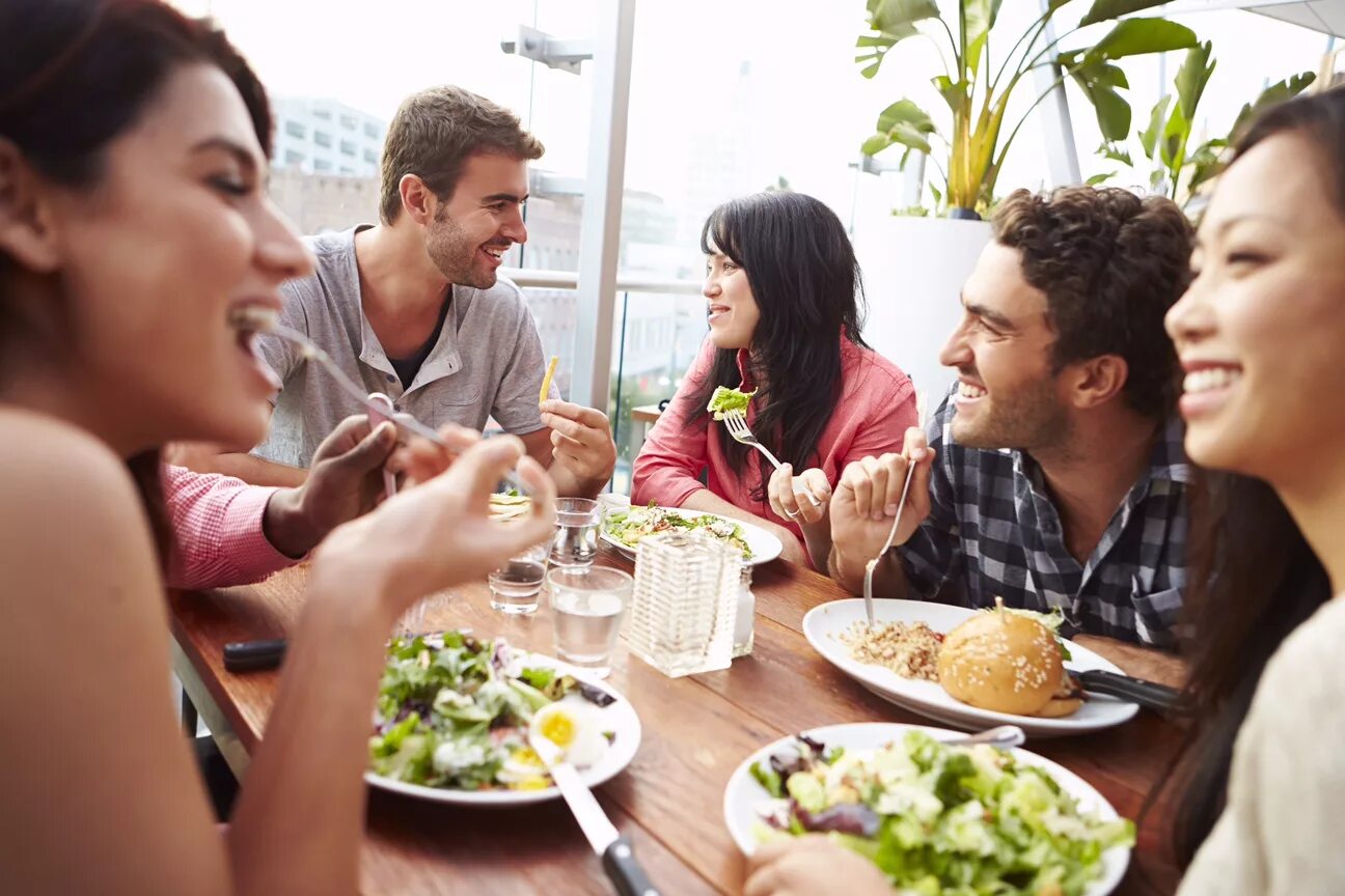 Eating out pros and cons. Eating in and out. Новости прикол. Люди едят в ресторане. To eat her out.