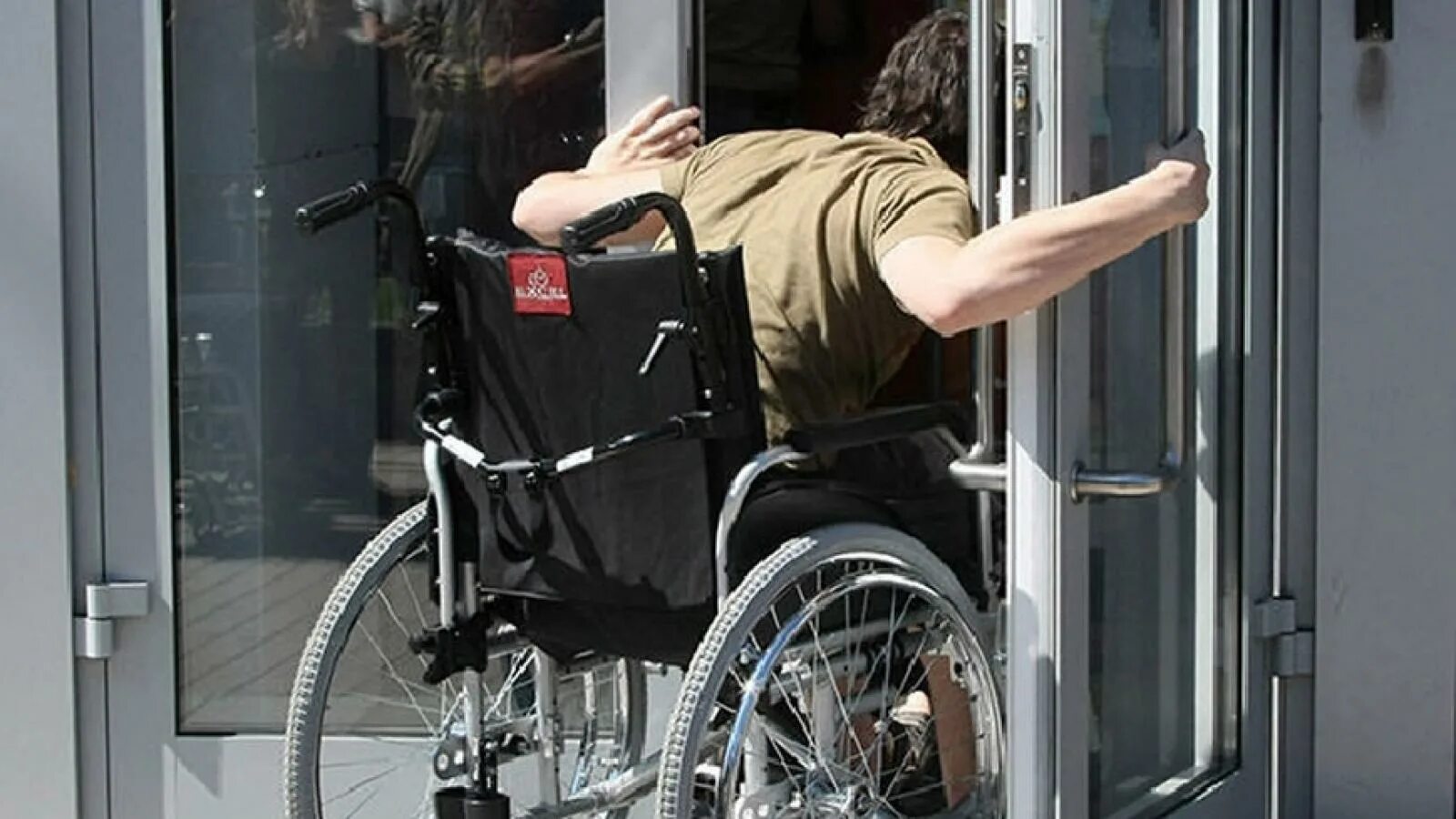 Двери для инвалидов колясочников. Недоступная среда для инвалидов. Узкая дверь инвалид. Дискриминация инвалидов. Сайт для инвалидов дверь