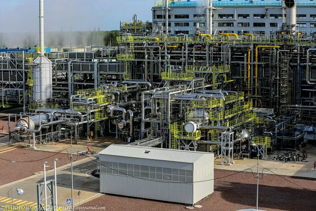 Хим предприятия спб. Кириши нефтеперерабатывающий завод. Заводы пао казаньоргсинтез. Новгородский завод минеральных удобрений «акрон». Киришский нефтеперерабатывающий завод кинеф города кириши.