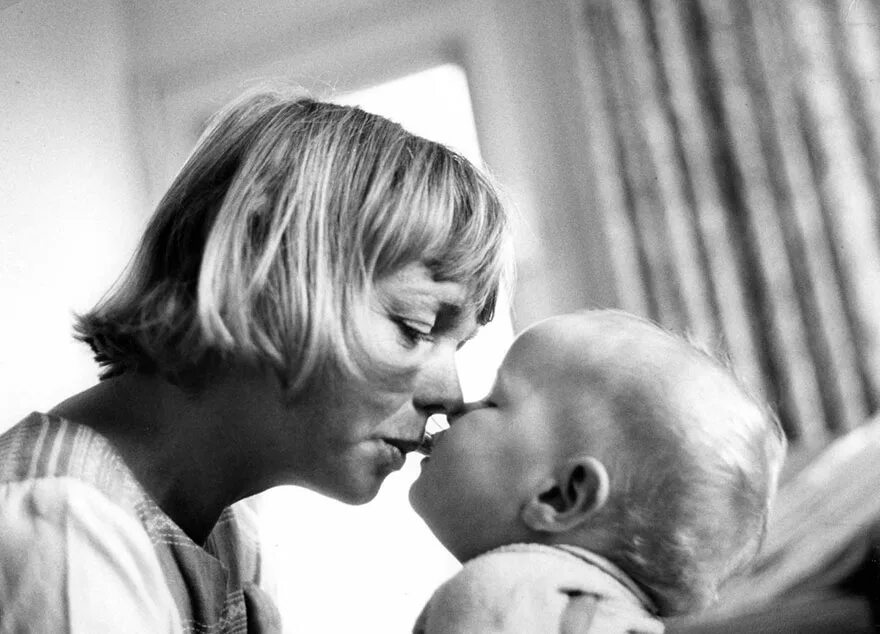 Чувственные мамы. Фотограф Кен Хейман. Мама и дети трогательные. Любовь матери. Мама с младенцем.