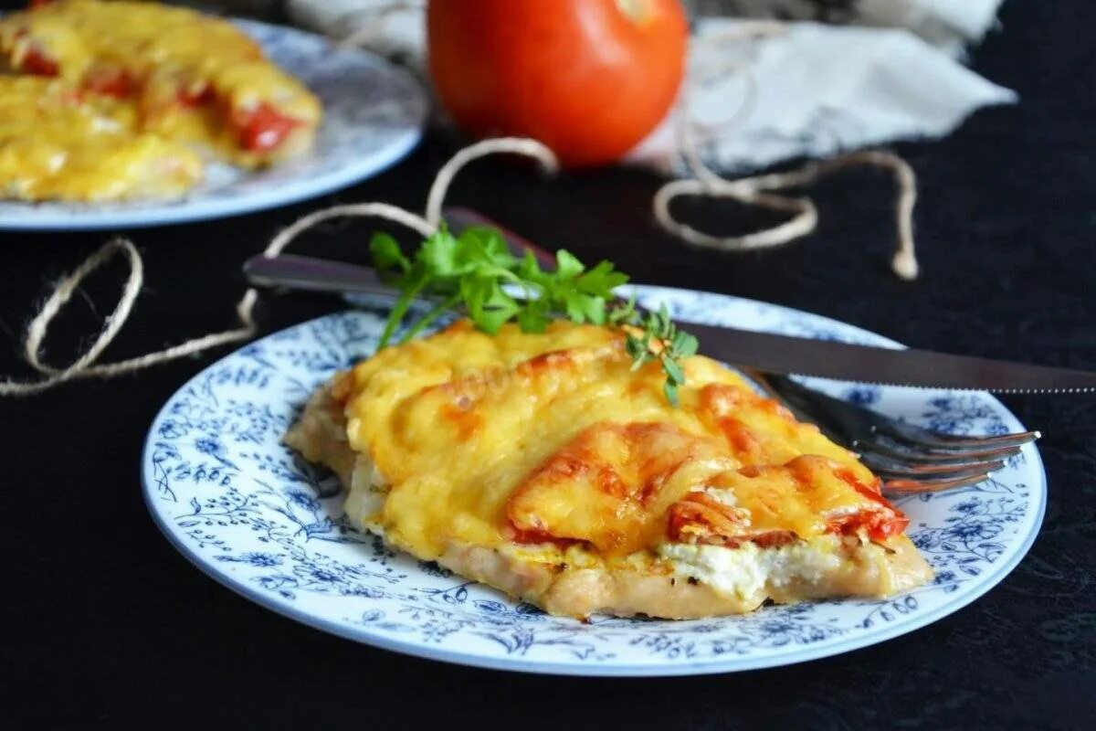Куриное филе в майонезе на сковороде. Отбивная куриная грудка с помидорами и сыром. куриная отбивная с помидором и сыром в духовке. куриное филе в духовке с помидорами и сыром под майонезом. отбивная куриная грудка с помидорами и сыром в духовке.