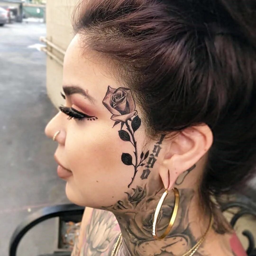 делать татуировку на лице