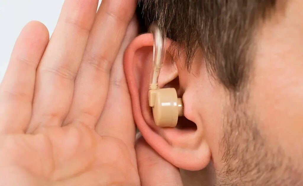 Слуховой аппарат человека. Глухой со слуховым аппаратом.