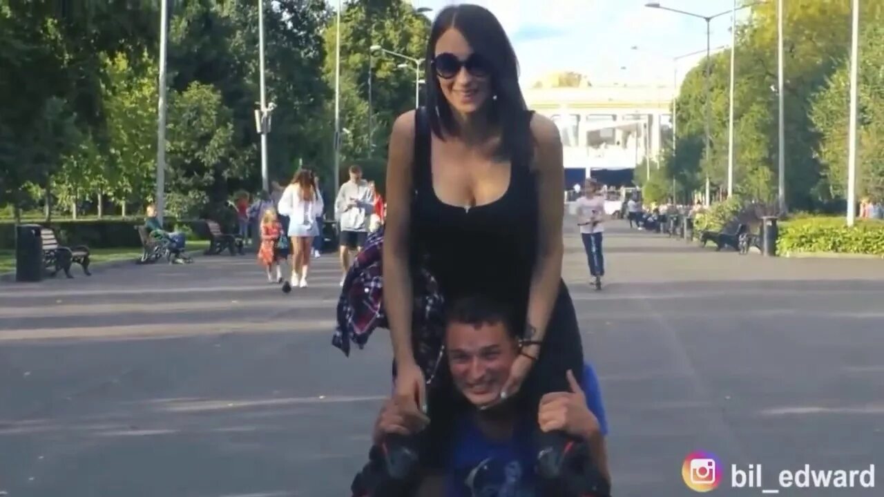 Девушка пранкер. Блогер таджик на фоне храма. Пранки над людьми на улице. Пранкер над девушками. Девушка пранкер.