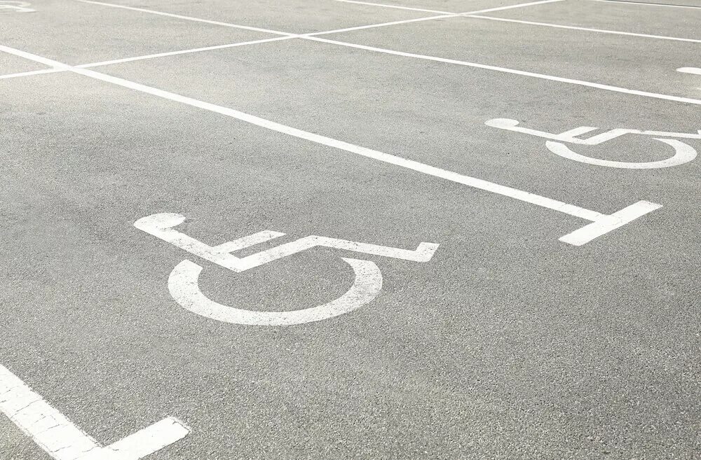 Разметка стоянка для инвалидов. Разметка для инвалидов на парковке. Разметка инвалид на асфальте. Парковка для инвалидов на асфальте. Parking marking