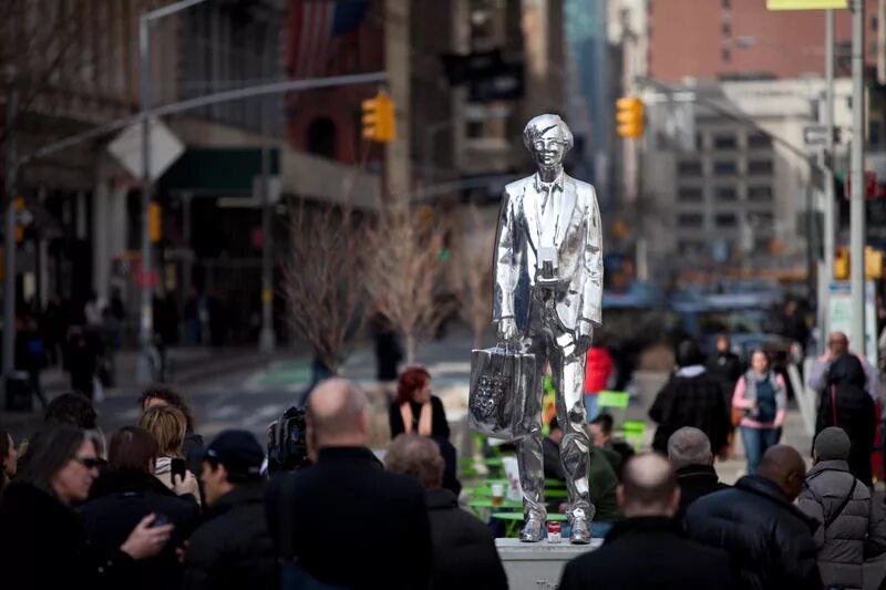 Статуя Энди Уорхола. Памятник Энди Уорхола. Памятник на Таймс сквер. Паблик арт Нью Йорк скульптуры. Памятник юнион стоун