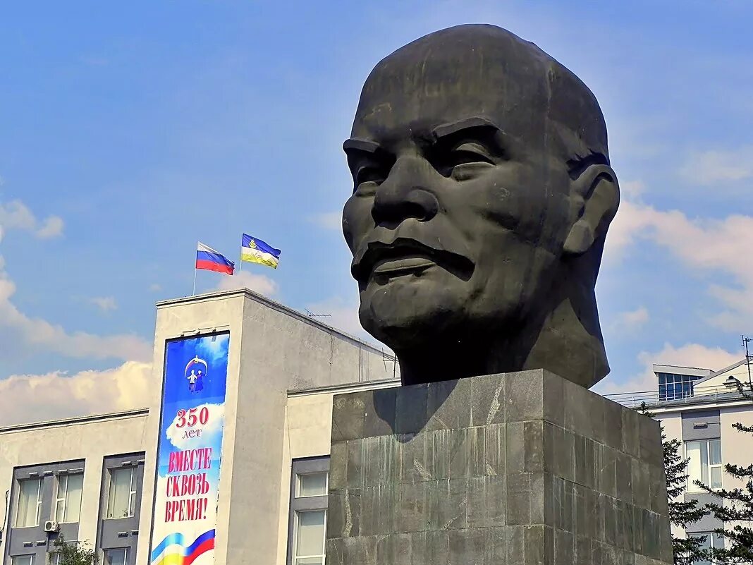 Голова памятника. Памятник лицо. Скульптура голова. Голова памятника. Голова ленина в улан-удэ.