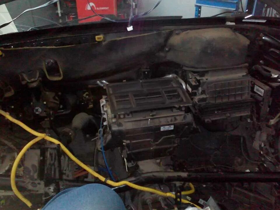 Радиатор печки чери тиго 2. Chery tiggo 2 радиатор охлаждения. Потекший радиатор chery fora. Чери тигго 2 радиатор печки. Система охлаждения чери тигго т11.