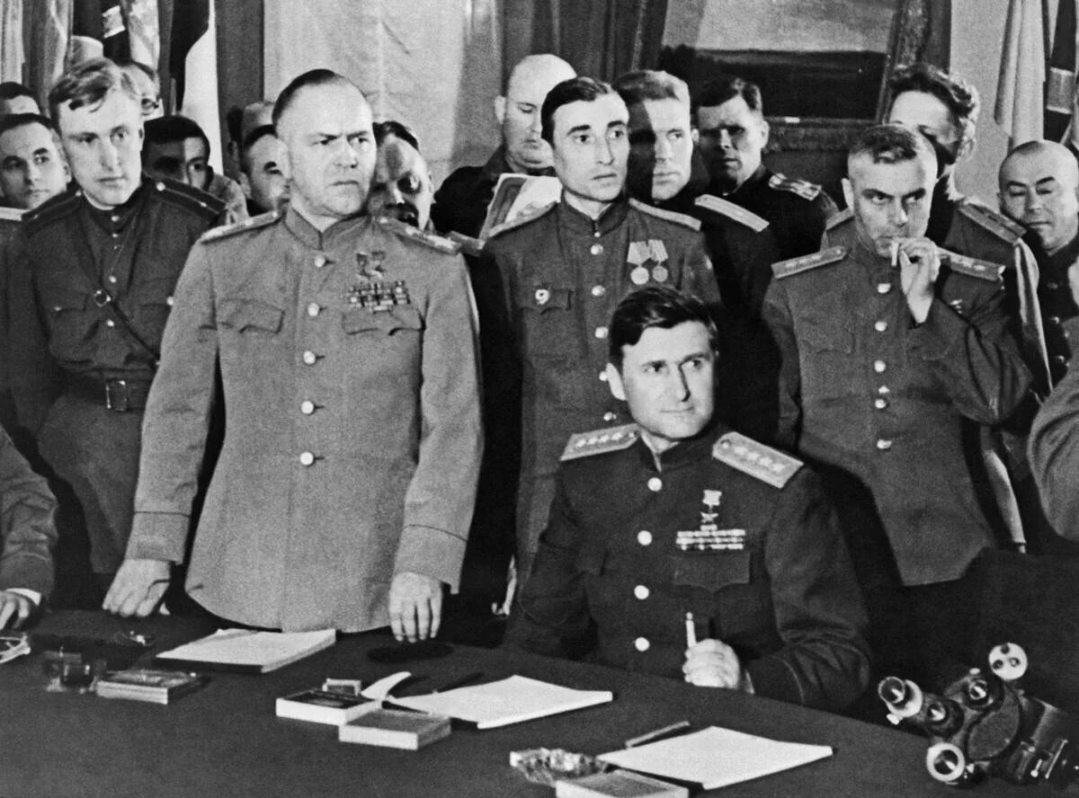 Фашистские маршалы. Генерал Эйзенхауэр капитуляция Германии. Жуков подписание капитуляции Германии 1945.