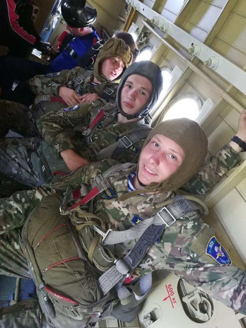 сколько прыжков с парашютом совершают десантники. женщины военные прыгают с парашютом. денис додонов парашютист. десантирование вдв с ил 76. ил-76 прыжки вдв.