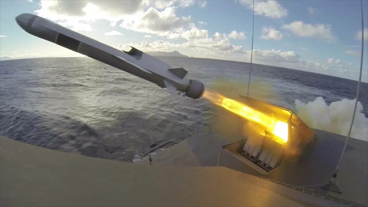 Противокорабельными ракетами NSM. Норвежская ракета NSM. Naval Strike Missile противокорабельная ракета. Kongsberg NSM Naval Strike Missile. Строительная группа ракета