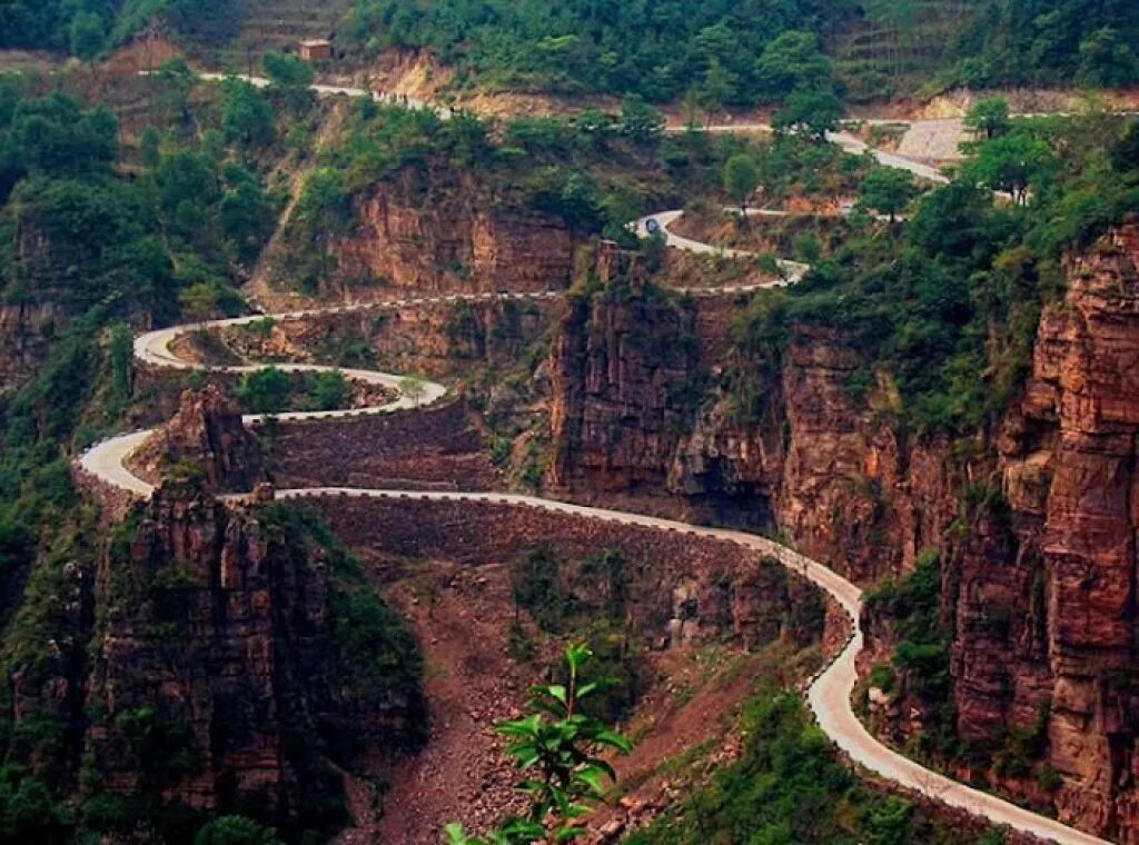World most dangerous. Гуолян Китай. Туннель Гуолян Китай. Дорога в Гуолян. Дорога Камино-Лос-Юнгас, Боливия.