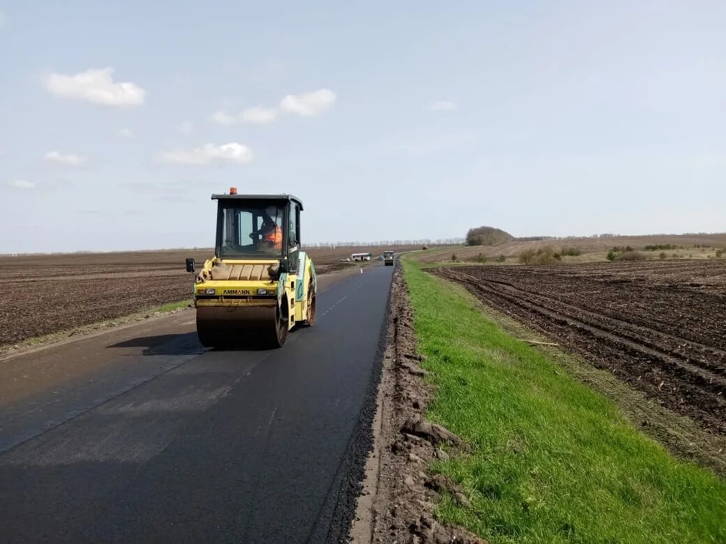 Новая дорога в селе. Укладка асфальта трассы. Укладка асфальта послойно. Новые дороги в селе.