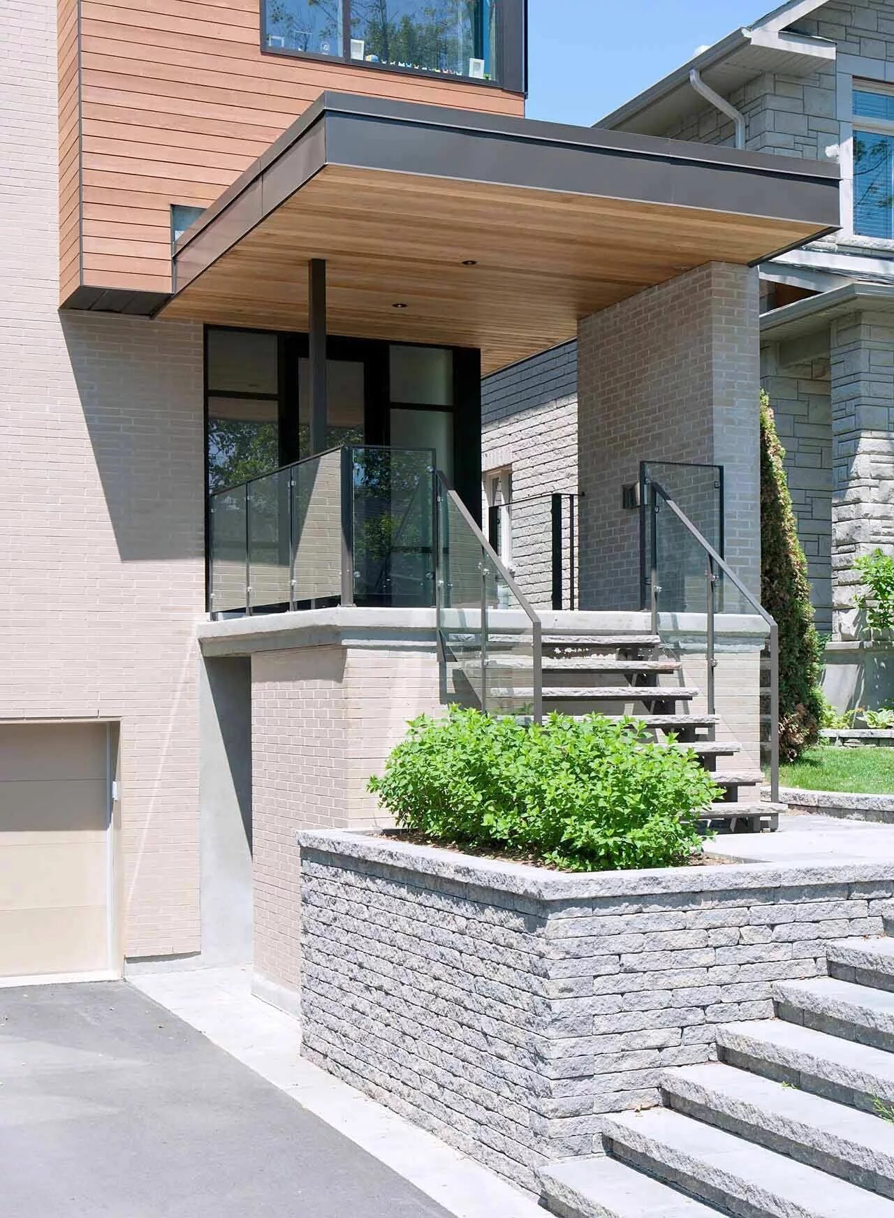 Современное крыльцо дома. Красивые крылечки. Отделка крыльца в частном доме. Красивая веранда к дому. Крыльцо к дому.