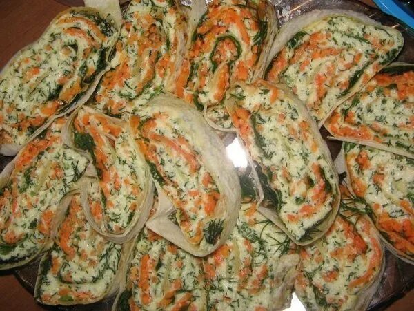 Лаваши морковью и огурцом. Лаваши морковью и огурцом. Лаваш с крабовыми палочками и корейской морковкой. Рулет из лаваша с морковчей. Лаваши морковью и огурцом.