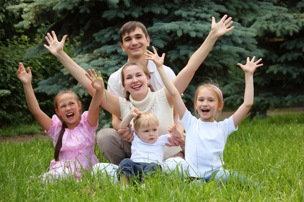 Каждый ребенок такой три. Счастливый ребенок. Радостные дети. Счастливый ребенок с родителями. Счастливая многодетная семья.