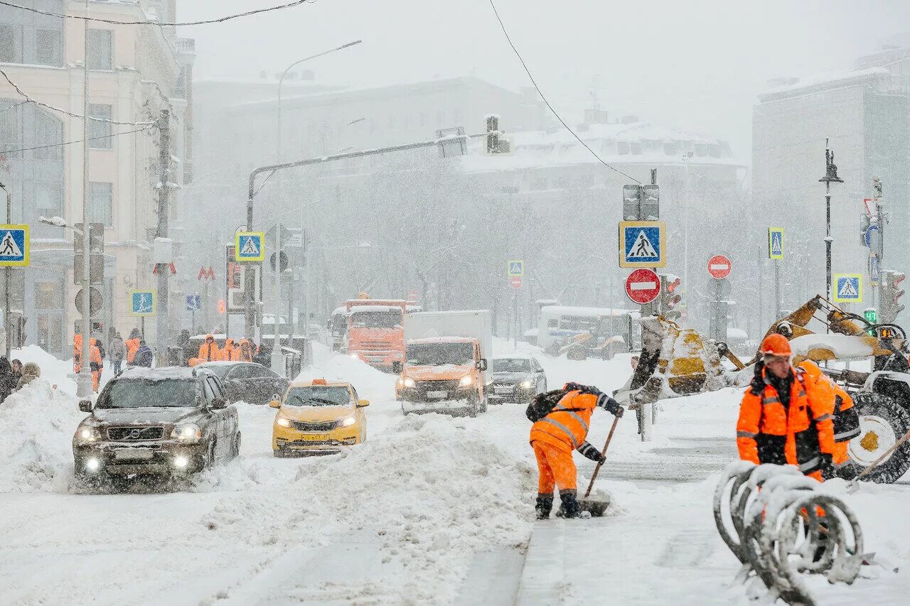 Почему сегодня снег. Снежные заносы в Москве. Снегопад в Москве. Снегопад в Москве сейчас. Сильный снегопад в Москве.