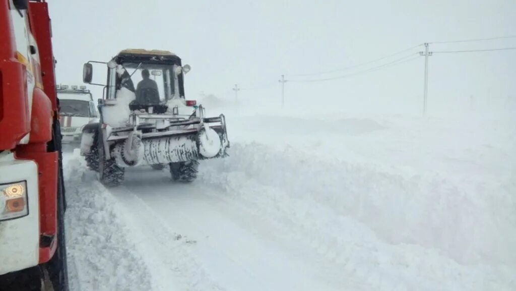 Трасса оренбург беляевка сегодня. Снежные заносы на дорогах. Снежный затор. Занос на дороге. Снежный занос Орск.