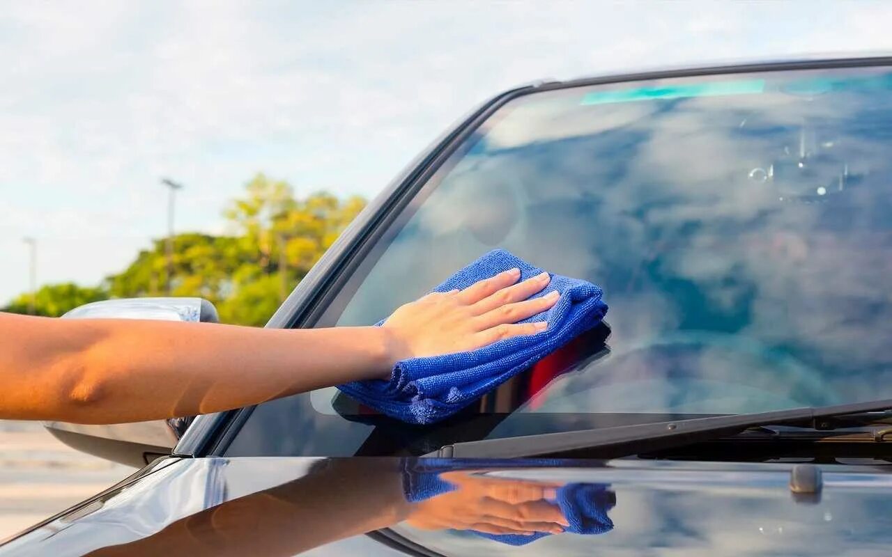 Clean the car. Очистка стекла автомобиля альтернативным способом. советы водителям синяя фотография. windscreen coating - pre cleaning cloth bmw. космическая картинка мыть стекла в машине.