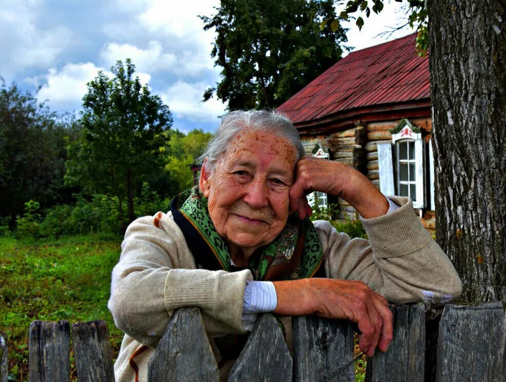 Пенсионеры в деревне. Бабушка в деревне. Сельские пенсионеры. Пенсионеры на селе