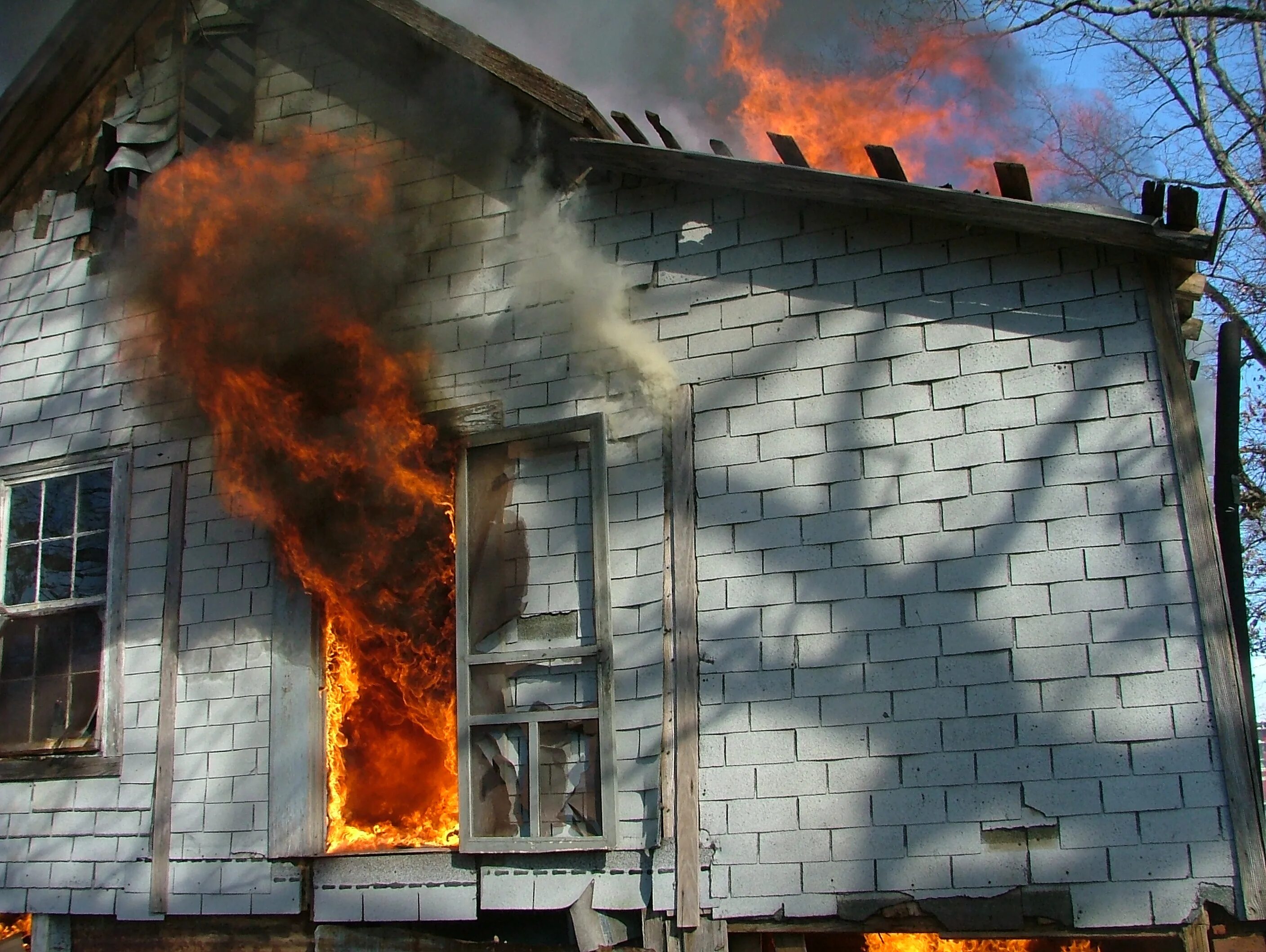 Покажи сгоревший дом. Пожар в доме. Горящий дом. Пожар в доме картинки. Дом в огне.