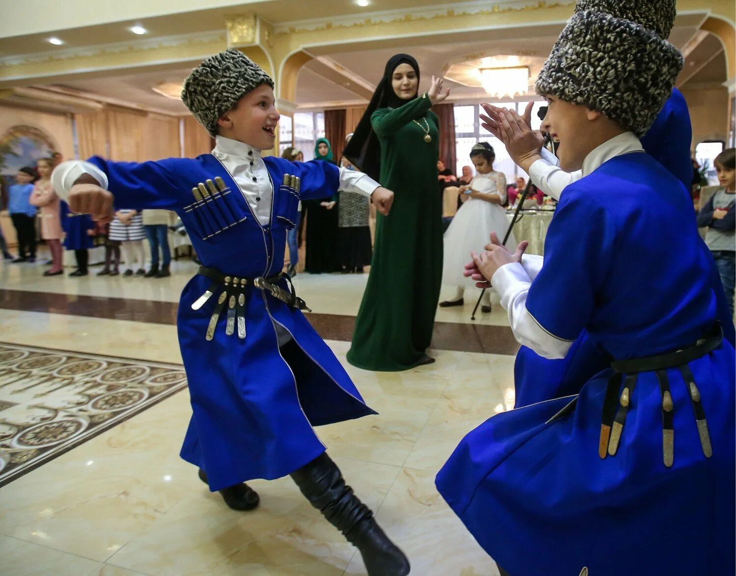 Чеченский танец. Костюм для танца лезгинка для мальчика. Национальный костюм чеченцев. Чеченские обычаи. Чеченцы лезгинка.