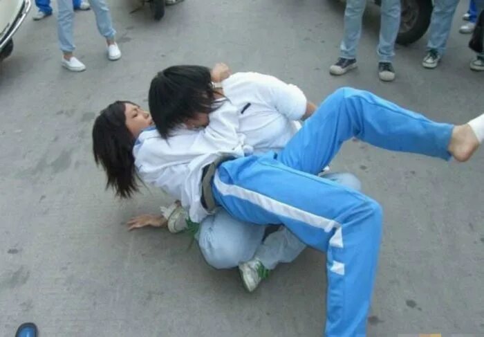 Уличные драки девушек. Драка девочек стенка на стенку. Уличные драки девушек. Уличные драки девушек. Эми джонстон карате.