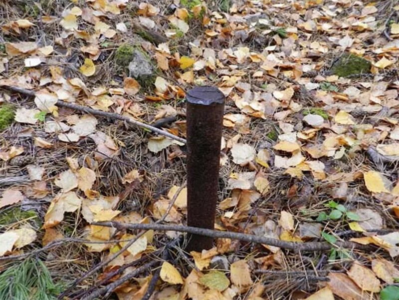 Торчащие из земли трубы. Труба торчит из земли. Старые трубы. Торчащие из земли трубы. Металлическая труба в земле.