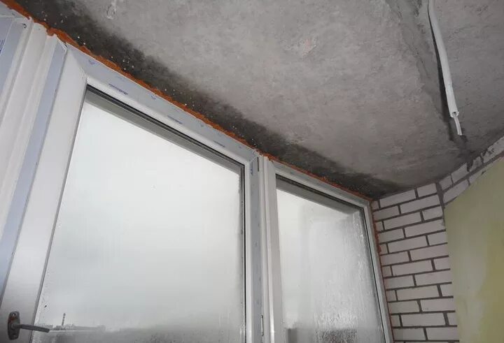 Балкон мокрый. Конденсат на окнах балкона. вентиляция балкона от конденсата. конденсат на лоджии. конденсат на утепленной лоджии.