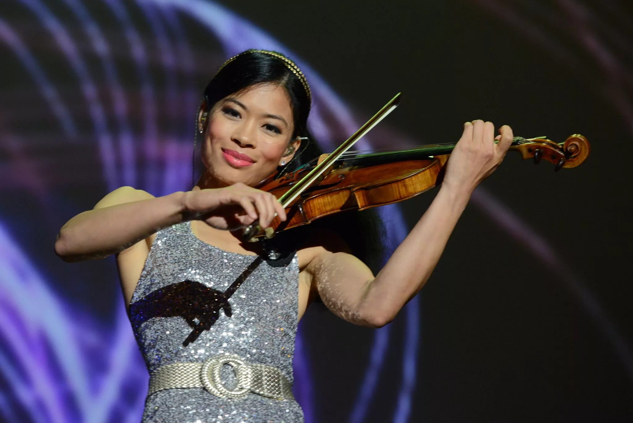 Красивая девушка со скрипкой. Слушать скрипку в современной обработке. Слушать скрипку в современной обработке. Слушать скрипку в современной обработке. Электронная скрипачка.