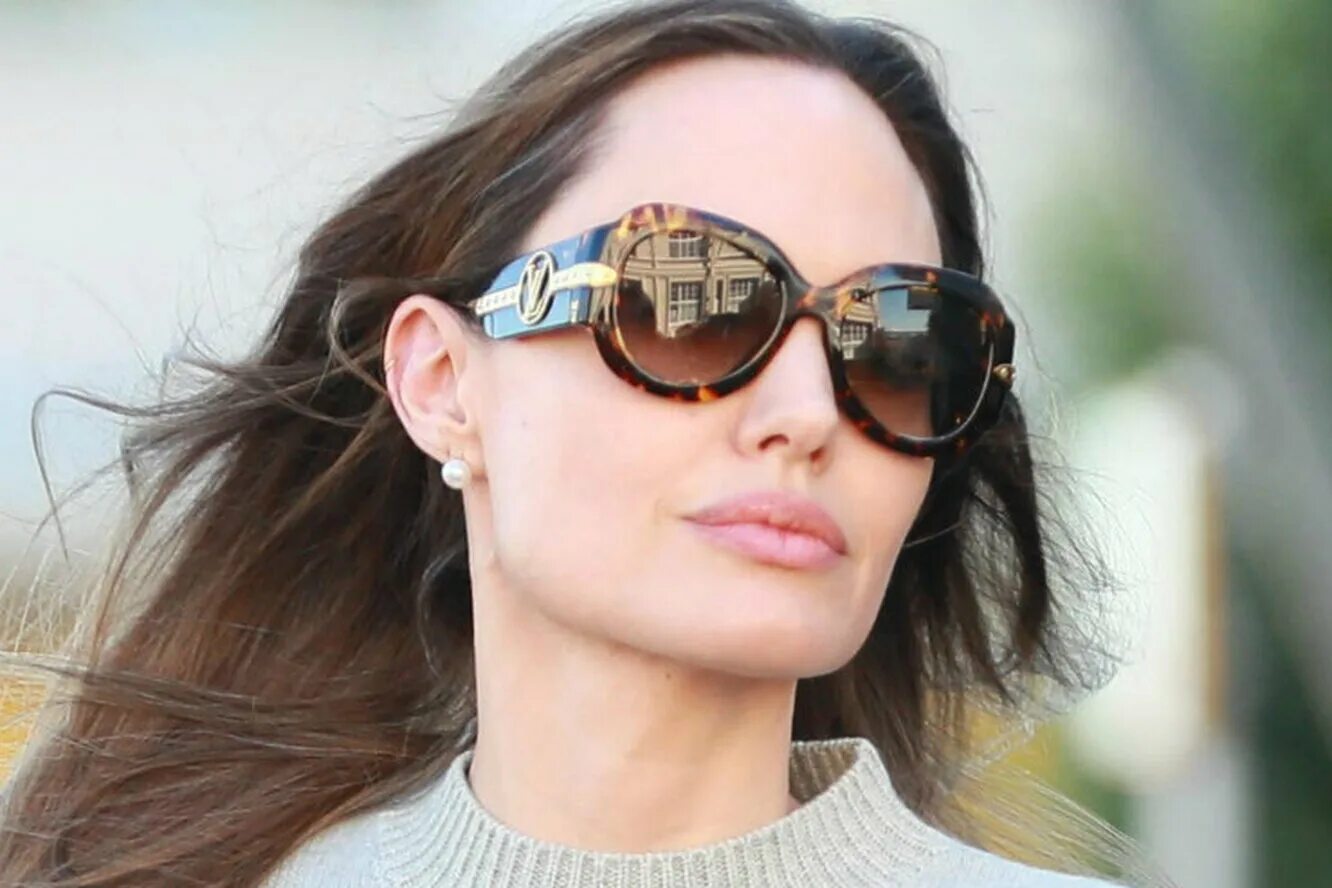 Темные очки фото. Анджелина Джоли в очках. Очки Авиаторы женские солнцезащитные Анджелина Джоли. Девушка Анджелины Джоли очки. Анджелина Джоли в чёрном в очках.